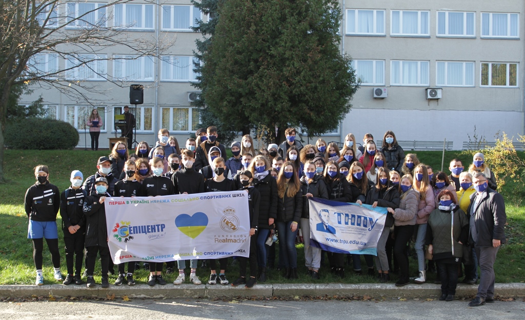 Після корисних спільних справ - спільне фото на згадку